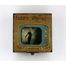Skrzynka z telewizorem retro z charliem chaplinem dla maniaków kina.