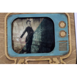 Skrzynka z telewizorem retro z charliem chaplinem dla maniaków kina.