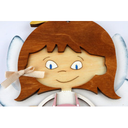 Drewniany mały aniołek dziewczynka