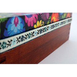 Pudełko na chusteczki. Folk wzór łowicki czarne tło. Kolor Palisander