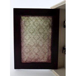 Drewniana skrzynka na klucze z piękną młodą kobietą