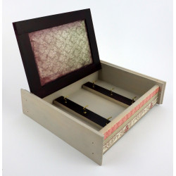 Drewniana skrzynka na klucze z piękną młodą kobietą