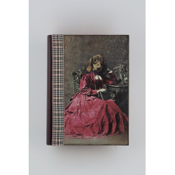 Skrzynka w formie książki z humorystycznym motywem psa.