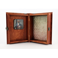 Skrzynka w formie książki z humorystycznym motywem psa.