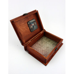 Skrzynka w formie książki z humorystycznym motywem psa.