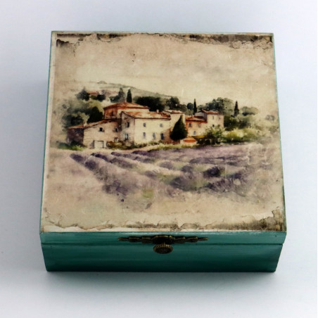 Skrzynka, drewniane pudełko. Prowansalskie miasteczko