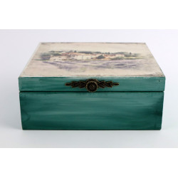 Skrzynka, drewniane pudełko. Prowansalskie miasteczko