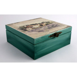 Skrzynka, drewniane pudełko. Prowansalskie miasteczko