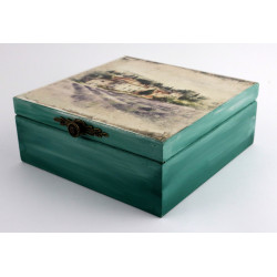 Skrzynka, drewniane pudełko. Prowansalskie miasteczko