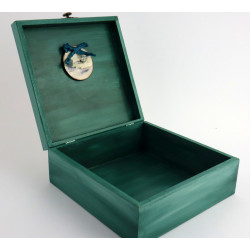 Skrzynka, drewniane pudełko. Prowansalskie miasteczko