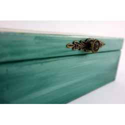 Skrzynka, drewniane pudełko. Prowansalskie miasteczko