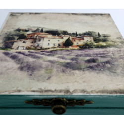 Skrzynka, drewniane pudełko. Prowansalskie miasteczko