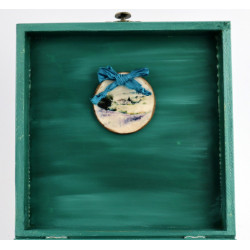 Skrzynka, drewniane pudełko. Prowansalskie miasteczko