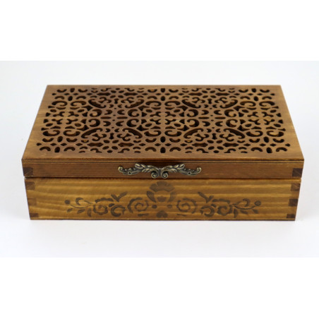 Skrzynka w stylu folkowym - prostota i wyrafinowanie w jednym.