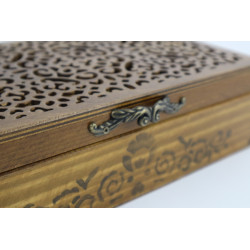 Skrzynka w stylu folkowym - prostota i wyrafinowanie w jednym.