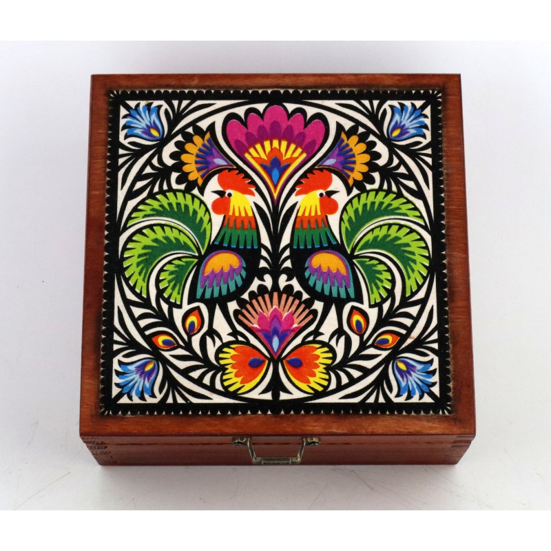 Skrzynka z kogucikami - ludowy urok w Twoim domu