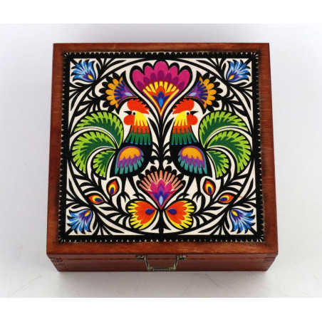 Skrzynka z kogucikami - ludowy urok w Twoim domu