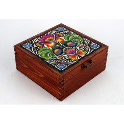 Skrzynka z kogucikami - ludowy urok w Twoim domu