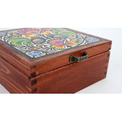 Skrzynka z kogucikami - ludowy urok w Twoim domu