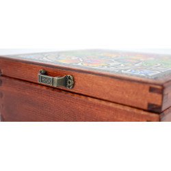 Skrzynka z kogucikami - ludowy urok w Twoim domu