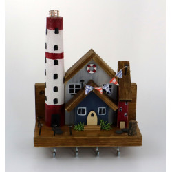 Nadmorskie drewniane miasteczko z latarnią – dekoracyjny wieszak