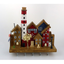 Nadmorskie drewniane miasteczko z latarnią – dekoracyjny wieszak