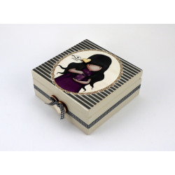 Drewniana, jasno beżowa szkatułka w paski.